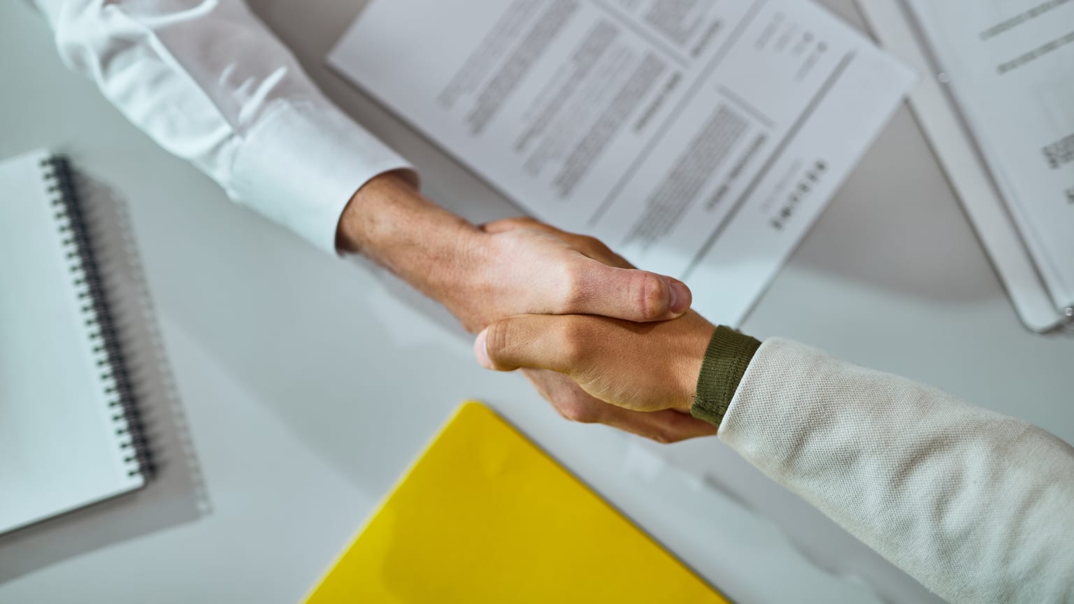Рукостискання після укладення угоди — робота за угодою та її ліміти